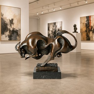 Sculpture de taureau en bronze coulé artisanal - Patine à fort contraste, pièce personnalisable de qualité muséale - Product Image 1
