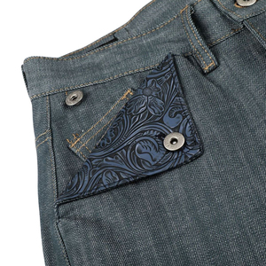 <span class=keywords><strong>Jeans</strong></span> da Uomo Personalizzati in Denim Grezzo Selvedge con Patta in <span class=keywords><strong>Pelle</strong></span> Lavorata, Gamba Larga, Stile Western Floreale Goffrato, Bottoni Ornamentali, Artigianali e <span class=keywords><strong>di</strong></span> Stile Heritage - Product Image 4