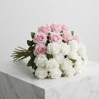 Roses artificielles en velours en gros pour usine, fleurs décoratives personnalisées rouges, blanches, bleues, roses, noires, violettes