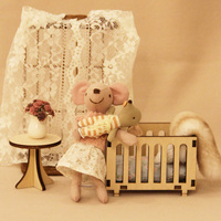Cozy & Healing Miniature Home Play Set Bunny Plush Dolls Lit en rotin Berceau en bois et décor de fleurs Cadeau pour enfants et adultes