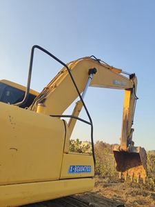 รถขุดมือสองขนาดกลาง ยี่ห้อ Komatsu รุ่น PC200-7 น้ำหนัก 20 ตัน เครื่องยนต์ Cummins พร้อมเกียร์ ปั๊ม และมอเตอร์ ขายดีจากจีน - Product Image 4