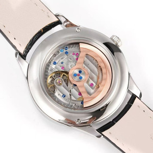 Reloj Premium para Hombre con Indicador de Día y Fecha. Esfera blanca y correa de cuero negra, cronometraje preciso para uso diario. - Product Image 3