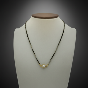 Collar Mangalsutra Tradicional Negro con Cuentas de 22K y Colgante de Perla Floral Dorada para Uso Diario y Ocasiones Especiales - Product Image 2