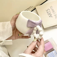 Mug à café, thé, lait ou eau en céramique mignon de style INS avec un nœud 3D sur la poignée en forme de perle