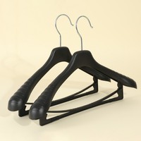 Cintres de costume en plastique de luxe avec logo personnalisé Cintres à vêtements noirs antidérapants et cintres blancs pour sac de costume pour garde-robe
