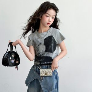 Completo due pezzi estivo 2026 per ragazza: T-shirt grigia a maniche corte con stampa + pantaloncini in denim patchwork (2 pz) - Product Image 5