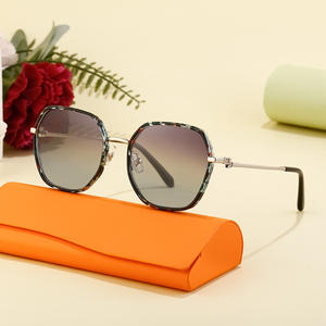 Dl-D6399 Gafas de sol polarizadas con montura cuadrada para mujer, montura negra de PC, lentes TAC, protección UV400, estilo urbano moderno - Product Image 2