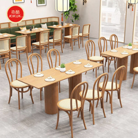Mobilier de café : Banquettes vertes en forme d'arc semi-circulaire avec tables rondes et chaises en bois – Ensemble de restaurant