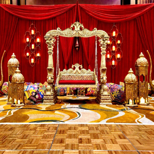 Columpio dorado de lujo con diseño de pavo real para ceremonia de boda hindú, decoración de Mehndi y Haldi, EE. UU. - Product Image 1