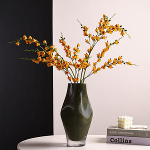 Vase de table en verre vert moderne fait à la main, design classique irrégulier ondulé pour une décoration intérieure douce pour le salon, la salle à manger, les fleurs - Product Image 3