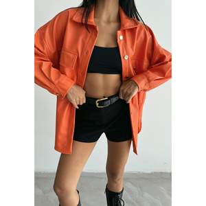 Blusa y Camisa de Mujer Estilo Boyfriend de Cuero con Botones Naranjas - Product Image 3