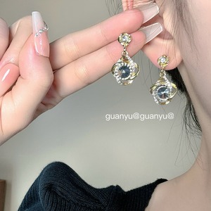 Großhandel Modeschmuck Schwarzer Facettierter Runder Anhänger Klarer Stein Goldton Tropfen Maßgefertigte Ohrringe Set für Party-Styling - Product Image 5
