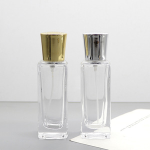 Vente en gros de flacons de parfum en verre transparent carrés de 50 ml, blanc cristal, rechargeables, vides, avec bouchons à clipser - Product Image 4