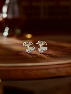 Orecchini a Perno con Fiore e Diamante Taglio Brillante Rotondo, Gioielli Classici da Donna - Product Image 2