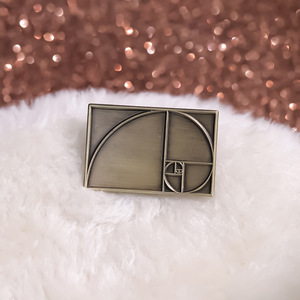 Spilla Geometrica Creativa in Lega Dipinta con Numeri di Fibonacci e Proporzione Aurea, Accessorio Unisex per Zaino, Regalo - Product Image 4
