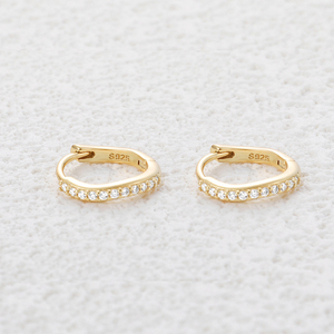 CANNER Pendientes de Aro Huggie Clásicos de Plata de Ley S925 con Moissanita Ondulada Curva Chapada en Oro de 18k, Sencillos y Versátiles - Product Image 4