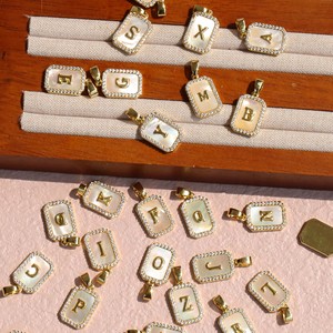 18K placcato oro rettangolo <span class=keywords><strong>lettera</strong></span> ciondolo alfabeto a a a Z fascino iniziale madreperla CZ intarsio gioielli per la creazione di collana fai da te - Product Image 2