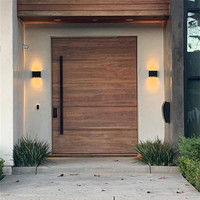 Solutions de portes en bois massif architecturales pour les entrées extérieures modernes et les développements résidentiels
