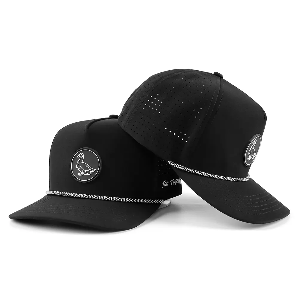 Gorra de béisbol de cuerda con logotipo de PVC de goma de 5 paneles personalizada al por mayor, gorra perforada con agujero de corte láser impermeable, gorra deportiva de rendimiento