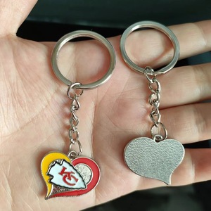 Llavero de Metal con Forma de Corazón Esmaltado del Equipo de Fútbol Americano <span class=keywords><strong>NFL</strong></span> Kansas City Chiefs, Recuerdo de Comercio Exterior, Venta al por Mayor Directa del Fabricante - Product Image 2