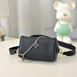 厂家直销2024新款真皮波士顿枕头包20-35l拉链搭扣闭合高品质纹理利基手提包 - Product Image 3