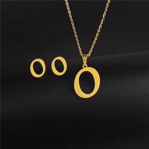 <span class=keywords><strong>Ensemble</strong></span> de bijoux initial lettre pendentif collier <span class=keywords><strong>et</strong></span> boucles d'oreilles <span class=keywords><strong>ensemble</strong></span> femmes filles plaqué or Alphabet boucles d'oreilles <span class=keywords><strong>ensemble</strong></span> de bijoux - Product Image 3