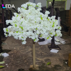 Décoration de mariage LEDA, arbres à fleurs de cerisier ivoire, centre de table de mariage, fleurs artificielles en soie Sakura, décoration d'allée - Product Image 6