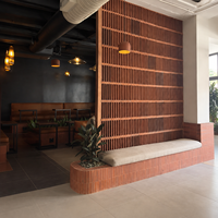 Paravent de séparation de pièce en bois à lattes géométriques modernes sur mesure, du sol au plafond, panneau décoratif pour hôtel, restaurant