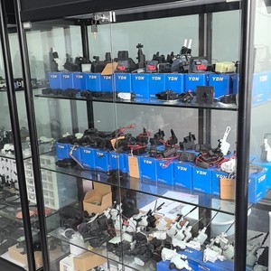 Actionneur d'amortisseur de couvercle de réservoir d'huile Denor en plastique, neuf, pièce d'origine (OE) DN-000 pour la fabrication - Product Image 1