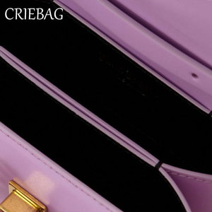 Borsa a tracolla da donna in pelle sintetica con decorazione con lettere ricamate alla moda per ragazze del College - Product Image 3