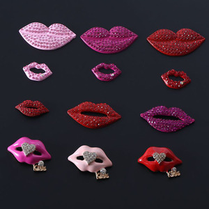 Charmes en forme de lèvres en diamant de luxe faits à la main - Lèvres rouges, baiser, décoration de bouche pour la fabrication de coques de téléphone, bijoux, accessoires de mode - Product Image 1