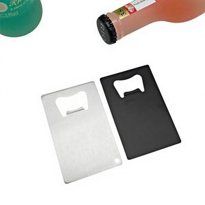 ที่เปิดขวดเบียร์แบบหนีบแม่เหล็ก ทนทาน สลักเลเซอร์ลายบัตรเครดิตสีดำทันสมัย ผลิตจากโลหะผสมสังกะสี รับผลิตตามสั่งขายส่ง สำหรับใช้เป็นของแจกส่งเสริมการขาย - Product Image 1