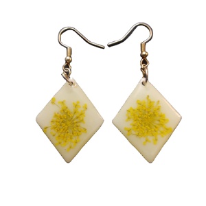 Pendiente de resina de alta calidad hecho a mano con flores secas y acabado transparente para amantes de la joyería inspirada en la naturaleza a precio mayorista - Product Image 1