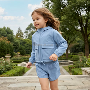 Ensemble 2 pièces pour enfants : veste courte à capuche en polyester et short, poches zippées sur le devant, poignets et taille élastiques, OEM, faible MOQ - Product Image 2