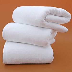 Toallas de Baño para Hotel de 70x140cm al por Mayor - Toallas Absorbentes de Algodón Teñido en Hilo Blanco, Bordado de Logotipo Personalizado - Product Image 1