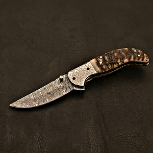 Cuchillo de bolsillo hecho a mano de acero de Damasco con punta curva, perilla para el pulgar y mango texturizado para uso diario. - Product Image 1