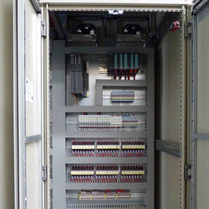Armadio di controllo PLC con pannello rivestito in metallo personalizzato per stazione di pompaggio pressurizzata quadro di tensione - Product Image 3