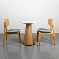 Table basse ronde nordique en bois massif et chaises en cuir rembourrées en bois massif pour cafés hôtels restaurants etc.
