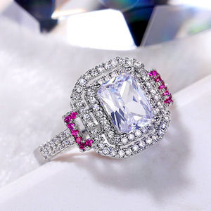Anello con Cristallo Rosa Taglio Principessa Quadrato per Donne, Elegante Accessorio Moda per Uso Quotidiano e Feste - Product Image 3