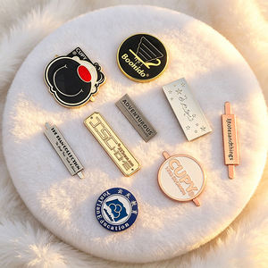 Étiquettes métalliques en alliage de zinc, finition brillante, logo personnalisé pour boîtes de parfum, emballage cadeau de luxe, vente en gros en usine, service OEM en vrac - Product Image 5