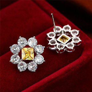 Orecchini a forma di fiore cavo per donna, stile pietra scintillante gialla, gioielli eleganti e alla moda per le orecchie - Product Image 1