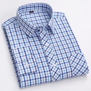 <span class=keywords><strong>Camicia</strong></span> da uomo in cotone a maniche lunghe aderente aderente a quadri da lavoro in tinta unita blu Navy con risvolto di mezza età - Product Image 4