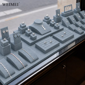 ชุดโชว์เครื่องประดับไมโครไฟเบอร์สุดหรู WEIMEI พร้อมโลโก้สั่งทำ สำหรับร้านค้าปลีก เคาน์เตอร์ ตู้โชว์หน้าต่าง พร้อมขาตั้งโชว์สร้อยคอ - Product Image 1