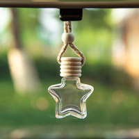 Offre Spéciale bouteille en verre suspendue de parfum de voiture de 8ml avec couvercle en bois transparent et joint de bouchon à vis en forme d'étoile élégante bouteille en verre vide
