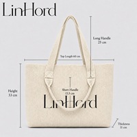 Sac fourre-tout tricoté à porter à l'épaule, de forme rectangulaire, idéal pour le shopping, les sorties en ville et la sélection de sacs décontractés dans les boutiques indépendantes.