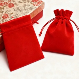 Sac de rangement en tissu velours pour bijoux et instruments de beauté haut de gamme avec impression sérigraphique, matériau recyclable, fermeture à cordon - Product Image 2