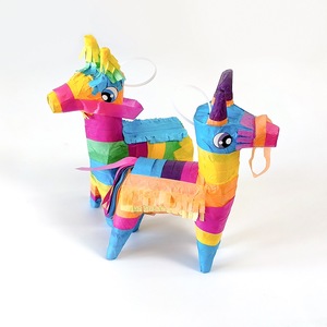 Piñata de pastel con brillantina, ideal para celebraciones sorpresa y decoración elegante de eventos. - Product Image 5