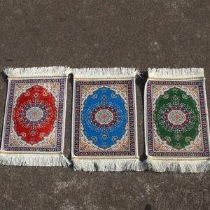 Alfombra de oración floral lavable de seda sintética YASEEN con brújula, base antideslizante, apta para varias personas, tamaño 30x38 cm, ideal. - Product Image 2