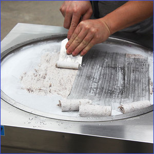 Máquina Comercial para Helados en Rollo con Certificados de <span class=keywords><strong>Precio</strong></span> de Fábrica, con 6 Tanques de Toppings y Refrigeración, Certificación CE - Product Image 2