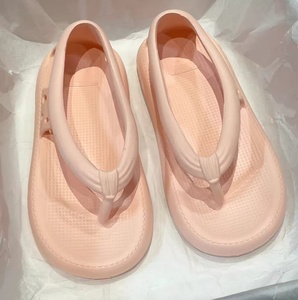 Chanclas de diseño exclusivo para el verano, con textura EVA tipo nube y propiedades antideslizantes, ideales para parejas con temática playera. - Product Image 6